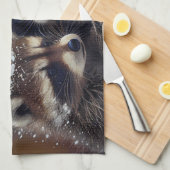 Baby-Raccoons stürzen sich im sinkenden Schnee Geschirrtuch (Viertel Falte)