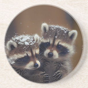 Baby-Raccoons stürzen sich im sinkenden Schnee Getränkeuntersetzer