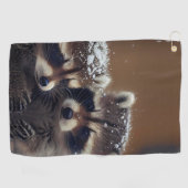 Baby-Raccoons stürzen sich im sinkenden Schnee Golfhandtuch (Horizontal)