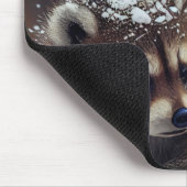 Baby-Raccoons stürzen sich im sinkenden Schnee Mousepad (Ecke)