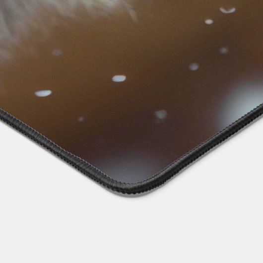 Baby-Raccoons stürzen sich im sinkenden Schnee Schreibtischunterlage (Ecke)