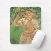 Baby Reaching für einen Apple von Mary Cassatt Mousepad (Mit Mouse)