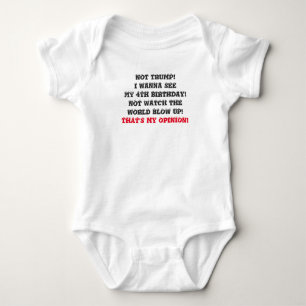 BABY SAGT "NICHT TRUMPF…" NIEDLICHE AUSSTATTUNG STRAMPLER
