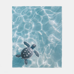 Baby Sea Turtle in klarem Wasser Fleecedecke
