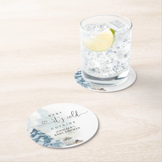 Baby seine kalte Kiefernbäume draußen Babydusche Runder Pappuntersetzer (Vor Ort)