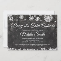 Baby seine kalte Outdoor Winterschneedusche