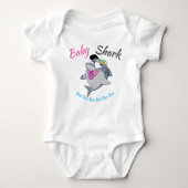 Baby Shark mit rosa Schnuller Doo Doo Doo Baby Strampler (Vorderseite)
