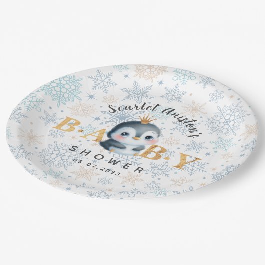 Baby Shower Cute Penguin with Crown Paper Plates Pappteller (Schrägansicht)