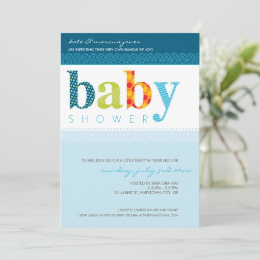 BABY SHOWER ERSUCHT :: Baby gemustert letters 4P Einladung (Stehend Vorderseite)
