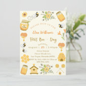Baby Shower First Day Bee Einladung (Stehend Vorderseite)