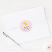 Baby Shower mit rosa Gingham-Gummientchen Runder Aufkleber (Umschlag)