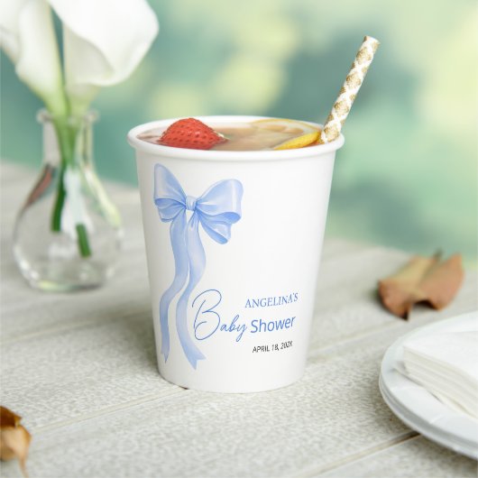 Baby shower paper cups with a delicate bow. pappbecher (In Situ)