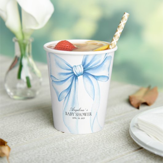 Baby shower paper cups with a delicate bow. pappbecher (In Situ)