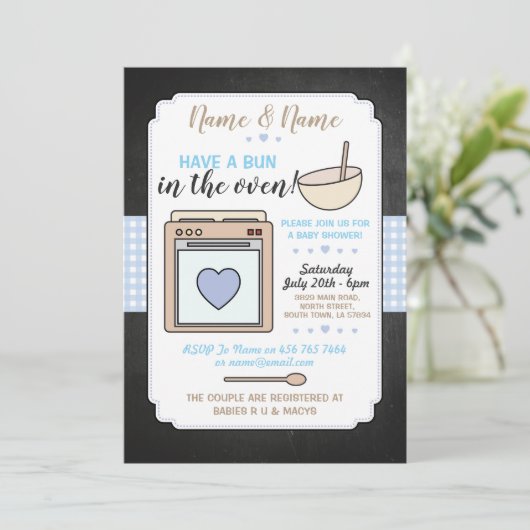 Baby Shower Party Bun in Oven Blue Boy Gingham Einladung (Stehend Vorderseite)