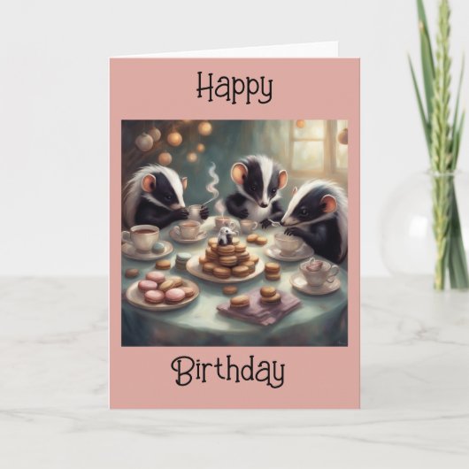 Baby Skunks Tee und Macarons Geburtstag Karte (Vorderseite)