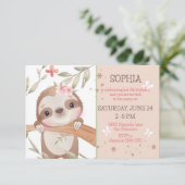 Baby Sloth on Tree Birthday Einladung (Stehend Vorderseite)