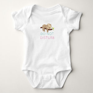 Baby Sloth stört den T - Shirt nicht