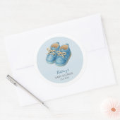 Baby Sneakers Baby Shower Minimalist Sports Runder Aufkleber (Umschlag)