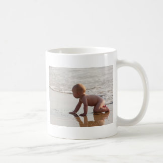 Baby spielt im Sand am Strand Kaffeetasse