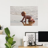 Baby spielt im Sand am Strand Poster (Heimbüro)