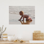 Baby spielt im Sand am Strand Poster (Küche)