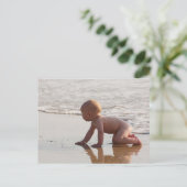 Baby spielt im Sand am Strand Postkarte (Stehend Vorderseite)