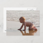 Baby spielt im Sand am Strand Postkarte (Vorne/Hinten)