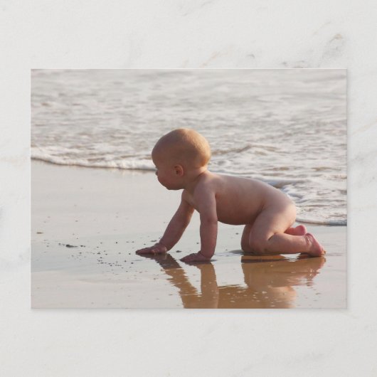 Baby spielt im Sand am Strand Postkarte (Vorderseite)