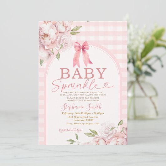 Baby Sprinkle Pink Gingham Floral Arch Baby Dusche Einladung (Stehend Vorderseite)
