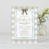 Baby Sprinkle Sage Gingham Floral Bow Einladung (Stehend Vorderseite)
