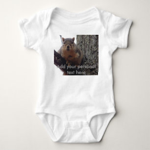 Baby squirrl betrachtet Sie Strampler
