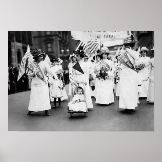 Baby Suffragette auf der Frauenrechtsparade Poster (Vorne)