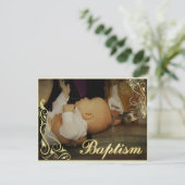 Baby-Taufe-Golddekor und Typografie-Überlagerung Ankündigungspostkarte (Stehend Vorderseite)