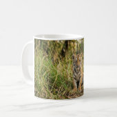 Baby-Tiger sitzt in Gras Kaffeetasse (Vorderseite Links)