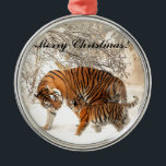 Baby tiger und Tiger Mom in einem verschneiten Wal Silbernes Ornament<br><div class="desc">Baby tiger und Tiger Mom in einem schneebedeckten Wald auf dem Berg. Schöne Winterszene auf dem Foto: Eine niedliche Tigermutter läuft durch einen schneebedeckten Bergwald. Schnee Weihnachtsgeschenke tiger, Tiger und cub, Schnee Montain Winter Szene, Schnee Landschaft Berg Wald wild, Tiger cub Schnee, Tiger baby, wilde tiere, wild life winter montain,...</div>