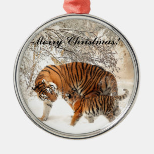 Baby tiger und Tiger Mom in einem verschneiten Wal Silbernes Ornament