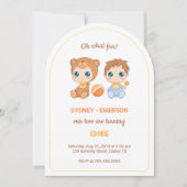 Baby Twins First Birthday Boy Bear Jumpsuit Einladung (Vorderseite)