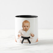 Baby und Babys machen Karate-Kata. Tasse (Zentrum)