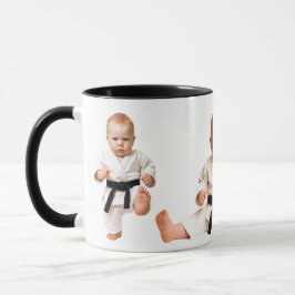 Baby und Babys machen Karate-Kata. Tasse