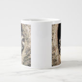 Baby-Waschbären in Baumhöhle Procyon Jumbo-Tasse (Vorderseite)