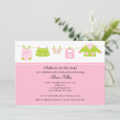 Baby-Wäscherei-Wäscheleine-Babyparty Einladung (Stehend Vorderseite)