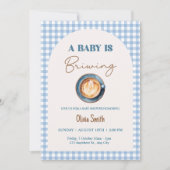 Baby wird Coffee Baby Shower Blue Gingham zubereit Einladung (Vorderseite)