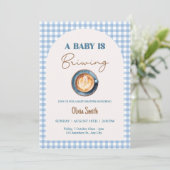 Baby wird Coffee Baby Shower Blue Gingham zubereit Einladung (Stehend Vorderseite)