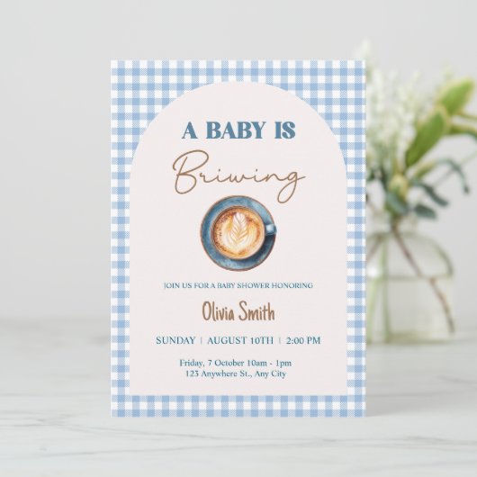 Baby wird Coffee Baby Shower Blue Gingham zubereit Einladung (Stehend Vorderseite)