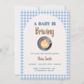Baby wird Coffee Baby Shower Blue Gingham zubereit Einladung (Vorderseite)