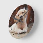 Baby Yellow Labrador Puppy Hund liegt auf Bauch Runde Wanduhr (Winkel)