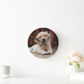 Baby Yellow Labrador Puppy Hund liegt auf Bauch Runde Wanduhr (Zuhause)