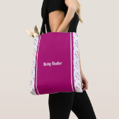 Babyballer in Rosa Tasche (Von Nahem)