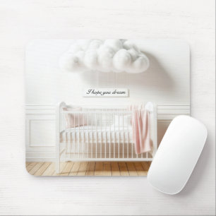 Babybett in einem Kinderzimmer mit Wolken Mousepad