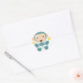 Babychimp mit Blume Runder Aufkleber (Umschlag)
